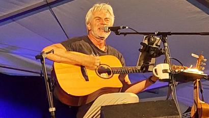 Bild: Amann
Seit 45 Jahren mit seinen Liedern unterwegs: Werner Schmidbauer gastiert beim ZKF in Schwandorf.