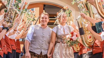Bild: Daniel Kellner/exb
Sebastian Zapf und Vanessa Birner durchschritten nach der standesamtlichen Trauung in Rieden das Spalier der Musiker.