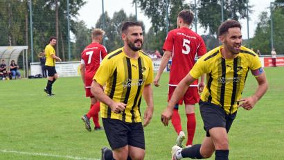 Bild: Gebert
Torschütze Michael Stilp (links) und Anthony Hofweller jubeln nach dem 1:0 für den FC Tirschenreuth. Der Tabellenführer gewann das Schlagerspiel der Kreisliga 2 gegen den TSV Konnersreuth mit 5:1.