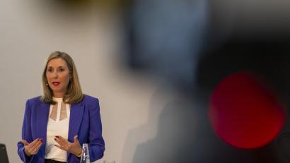 Bild: Lennart Preiss/dpa
Die bayerische Kultusministerin Anna Stolz (Freie Wähler) spricht auf einer Pressekonferenz zum Schuljahresanfang.