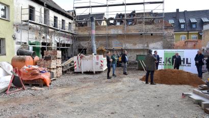 Bild: Stephan Huber
Hier zwischen den Rückseiten der rechtwinklig stehenden Gebäude(teile) Ziegelgasse 17 und 19 wird einmal ein schöner Innenhof samt Kastanienbaum in der Mitte entstehen. Darüber freuen sich beim offiziellen Spatenstich (von rechts) OB Michael Cerny, die Bauherren Dr. Ulrich und Ruppert Schmid, Bauleiter Svetozar Materak, Architekt Georg Zunner sowie die ausführenden Bauunternehmer Thomas und Dennis Kohl.