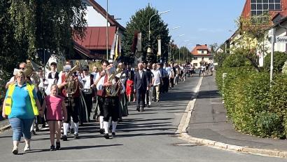 Bild: exa
Die Steinwaldmusikanten führten den Zug zum Festgelände an. Hinter ihnen reihten sich die Ehrengäste sowie die Neusorger Vereine ein.