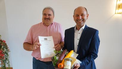 Bild: tra
Zum 40-jährigen Jubiläum im öffentlichen Dienst gratulierte Ensdorfs Bürgermeister Hans Ram (rechts) seinem Geschäftsstellenleiter Josef Rester.