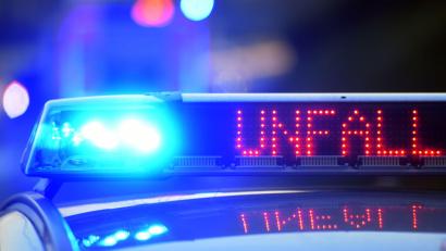 Symbolbild: Stefan Puchner/dpa
Ein Fußgänger ist auf dem Autobahnzubringer in Weiden von einem Bus erfasst worden.