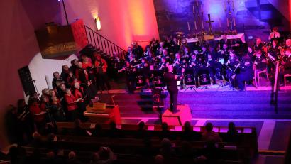 Archivbild: cog
Die Bergknappenkapelle unter der Leitung von Stadtkapellmeister Stefan Frank und der Gospelchor "Voices of Joy" sind ein eingespieltes Team – wie hier 2023 bei einem Konzert in der Christuskirche.