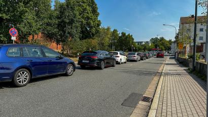 Bild: Leon Karwath
Die Baustelle am Rotkreuzplatz in Weiden sorgt für lange Staus und Wartezeit für die Autofahrer, vor allem in der Straße Zur Centralwerkstätte.