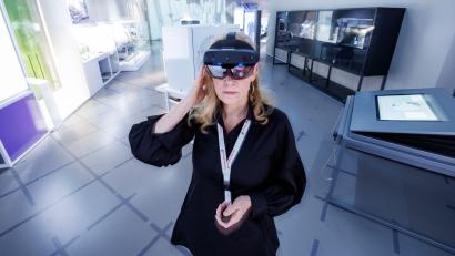 Bild: Daniel Karmann/dpa
Mit einer Augmented-Reality-Brille werden blinde und sehbehinderte Menschen durch die Ausstellung geleitet.