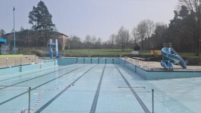 Archivbild: sne
Jahrzehntelang dominierten türkis-blaue Fliesen das Erscheinungsbild im Bad, nun kommt ein Edelstahl-Becken. Auch die Kinderrutsche (rechts) wird neu gemacht.