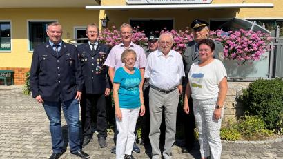 Bild: Norbert Lehner/exb
Bürgermeister Franz Grabinger (Mitte), Kirchenpflegerin Renate Pusch (rechts) und die Vereinsvertreter gratulierten Max Lehner (Dritter von rechts) mit Ehefrau Agnes zum 85. Geburtstag und wünschten alles Gute.