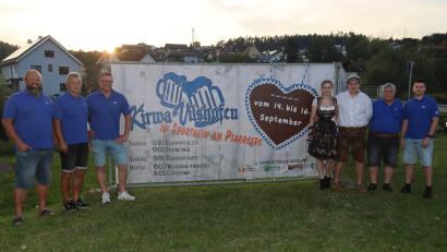 Bild: mrr
Die Vertreter des SV Vilshofen, der Kirwapaare und der Schützengesellschaft Gut Ziel Vilshofen freuen sich auf das Kirwa-Wochenende.
