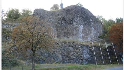 Bild: bey
Für die Benutzung der Bühne an der Basaltwand bei Vereinsveranstaltungen und den dafür benötigten Strom und auch für das Wasser müssen künftig 30 Euro pro Tag bezahlt werden.