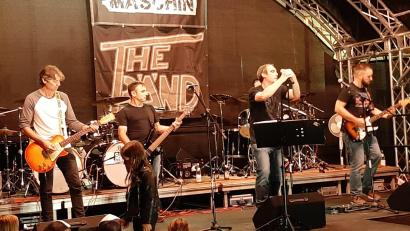Bild: amö
"The Bänd" heizt den Besuchern der Rockserenade mit bekannten Hardrock-Songs ein.