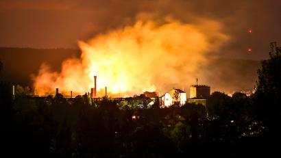 Bild: Florian Miedl/fph
Noch in der Nacht zum Mittwoch ist der Feuerschein über der Fabrik weithin zu sehen.