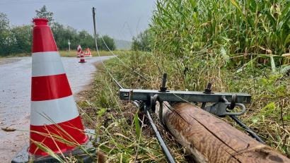 Bild: Gabi Schönberger
Ein Autofahrer rammt einen Telefonmast, das Auto kommt im Maisfeld zum stehen.