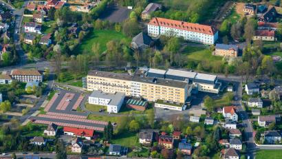 Archivbild: mür
Tirschenreuth ist mit seinem Krankenhaus (Bildmitte) nach dem Umzug der Geriatrie Erbendorf einer von drei verbliebenen Standorten der Kliniken Nordoberpfalz. Wo er sich in seinem Stadtgebiet sogar einen Neubau vorstellen könnte, verriet Bürgermeister Franz Stahl im Pressegespräch nicht. Aber er brachte als möglichen Standort schon mal Tirschenreuth ins Spiel.