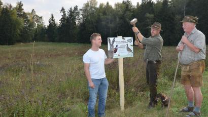 Bild: dob
Landwirt Nikolai Rupprecht und die Waidmänner Florian Forster und Josef Gollwitzer (von links nach rechts) setzen sich für den Erhalt einer Blumenwiese in Nähe Lerau ein. Rauhaardackel Rudi begutachtet das Tun.