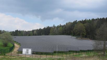 Symbolbild: fz
Für fünf Solarparks mit einer reinen Modulfläche von 20 Hektar hat die Gemeinde den Satzungsbeschluss für die Bebauungspläne gefasst.