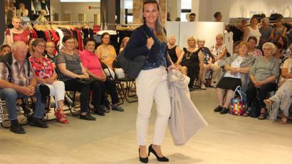 Bild: kro
Mit Eleganz in den anstehenden Herbst und Winter. Die Modenschau bei Jäger & Turba führte den Besucherinnen und Besuchern die aktuellsten Trends vor Augen.