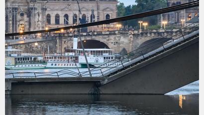 Bild: Robert Michael/dpa
Auf einer Länge von etwa 100 Metern ist ein Teil der Brücke eingestürzt.