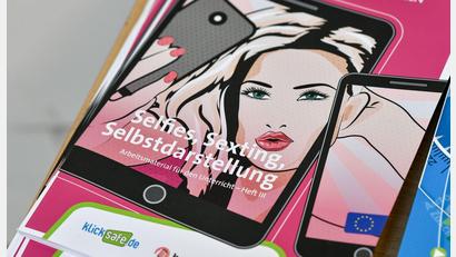 Bild: Jens Kalaene/dpa-Zentralbild/dpa
Befragung unter 11- bis 17-Jährigen: Viele haben Erfahrung mit Sexting und Pornos. (Archivbild)