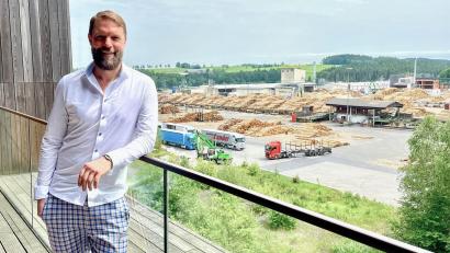 Bild: Gabi Schönberger
Stefan Ziegler vor der Basis seines Unternehmens: der Betzenmühle bei Plößberg, dem größten Sägewerk Europas.