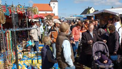 Archivbild: no
Auf der Wiese in unmittelbarer Nachbarschaft der Wallfahrtskirche Mariä Namen in Trautmannshofen breitet sich am Wochenende wieder ein großer Markt aus.