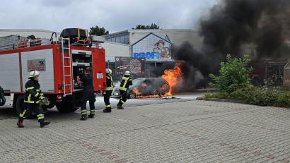 Bild: Siegfried Rossmann/exb
Auf dem Parkplatz eines Baumarktes fing ein Auto Feuer und brannte komplett aus.