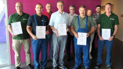 Bild: Stefan Karl/exb
Christian Beer, Philipp Fleischmann, Franz Grabinger, Josef Meierhofer und Sandro Promberger (vorne, von links ) blicken zusammen auf eine Betriebszugehörigkeit beim Zweckverband Müllverwertung Schwandorf von insgesamt 130 Jahren zurück. Verbandsdirektor Thomas Knoll (rechts) gratuliert den Arbeitsjubilaren.