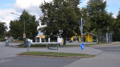 Bild: bö
An der Abzweigung von der Staatsstraße in die Bahnhofstraße im Bereich des alten Nettomarktes in Schmidmühlen soll es keine großflächigen Werbetafeln geben: Das entschied der Marktrat in seiner ersten Sitzung nach der Sommerpause.