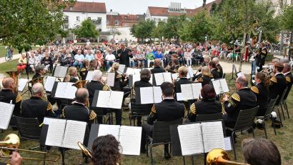 Bild: Petra Hartl
Zum Ende der Sonntagsserenaden-Saison spielte die Knappschaftskapelle Amberg im Maltesergarten auf.