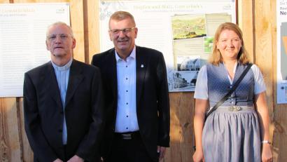 Bild: bjo
Bürgermeister Peter Braun (Mitte) und Pfarrgemeinderatssprecherin Lena Klieber hießen Pfarrer Norbert Große willkommen.