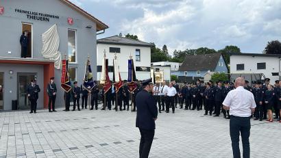 Bild: egl
Das neue Gerätehaus der Feuerwehr Theuern wird in Anwesenheit zahlreicher Gäste offiziell in Betrieb genommen.