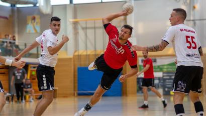 Bild: Günter Uschold
Der Oberviechtacher Maximilian Fütterer beim Torwurf in der vergangenen Saison im Spiel gegen den HC Sulzbach. Am Sonntag gastiert der HV im ersten BOL-Spiel in Sulzbach..