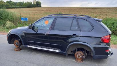 Bild: bl
Die Polizei sucht schon seit rund zwei Monaten nach dem Eigentümer oder Halter dieses schwarzen BMWs, der auf dem Rastplatz an der Straße von Nabburg nach Oberviechtach parkt. Inzwischen haben Unbekannte die vier Räder abmontiert.