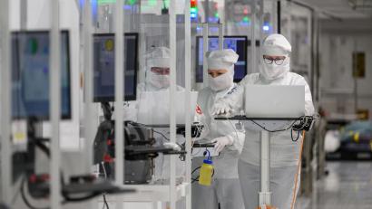 Bild: Robert Michael/dpa
Infineon Mitarbeiter in eine Reinraum. Dem Konzern aus Neubiberg bei München ist ein Durchbruch bei Galliumnitrid gelungen.