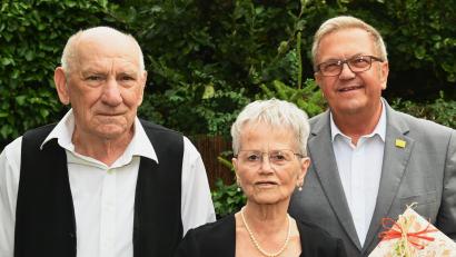 Bild: gf
Rudolf und Regina Christl sind seit 60 Jahren ein Ehepaar. Zur Diamantenen Hochzeit gratulierte Bürgermeister Martin Preuß (rechts) im Namen der Stadt.