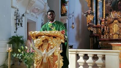 Bild: Anita Hartmann
Der neue Pfarrvikar von Schnaittenbach und Kemnath am Buchberg stellte sich beim Gottesdienst in St. Vitus vor.