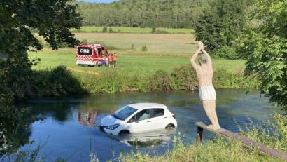 Bild: Polizei Amberg
Dieses kuriose Bild bot sich den Einsatzkräften nach einem Unfall bei Schmidmühlen: Dort war am Donnerstag ein weißer Toyota in die Vils gerollt - genau an der Stelle, an der am Ufer eine Schwimmer-Skulptur aus Holz zum Sprung in die Vils ansetzt.