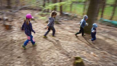 Symbolbild: Frank Rumpenhorst/dpa
Die Kinder im Waldkindergarten verbringen die meiste Zeit unter freiem Himmel.