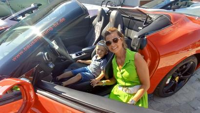 Bild: hka
Luca (4) aus Sulzbach-Rosenberg sitzt schon mal Probe im Ferrari. Besitzerin Sandra Winter passt gut auf ihn auf.