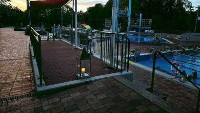 Bild: Benny Wood
Die Freibadsaison im Hockermühlbad neigt sich dem Ende zu. An den letzten Tagen dürfen hartgesottene Schwimmer mit Einbruch der Dunkelheit ihre Bahnen bei Kerzenlicht ziehen.