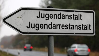 Symbolbild: Bernd Wüstneck/dpa
Ein Schild weist auf eine Jugendanstalt und Jugendarrestanstalt" hin. Ein 20-Jähriger muss nach einem Urteil des Schwandorfer Jugendgerichts in einer solchen Einrichtung einen Arrest verbringen.