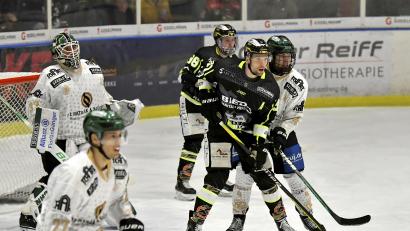 Archivbild: Hubert Ziegler
Michael Kirchberger (Zweiter von rechts) und der ERSC Amberg kennen die Erding Gladiators bestens. Diese Szene stammt auf dem Play-off-Viertelfinale der Vorsaison.