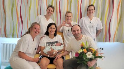 Bild: Sandra Dietl/Klinikum Amberg/exb
Annika ist die 1000. Entbindung im Jahr 2024 im Amberger Klinikum St. Marien. Für Mama Martina und Papa Tobias ist es das erste Kind und sie freuen sich riesig; Von links: Hebamme Celina Aigner, Klaudyna Golkowski, Leitung Hebammen; Sylvia Gisbert, Oberärztin der Klinik für Frauenheilkunde und Geburtshilfe; Dr. Helen Oppermann, Assistenzärztin.