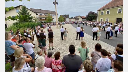 Bild: gri
Zahlreiche Zuschauer waren dabei, als am Dorfplatz in Freudenberg der Kirwabaum ausgetanzt wurde.