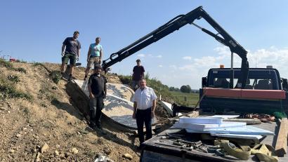 Bild: Stefanie Gradl
Bürgermeister Hans-Martin Schertl war beim Setzen der schweren Platten anwesend.