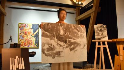 Bild: Ulla Britta Baumer
Die Berliner Künstlerin Jiaying Wu ist derzeit in Waldsassen und beschäftigt sich in ihrer Kunst mit der Thematik Wasser.