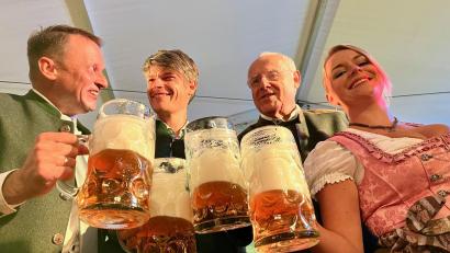 Bild: Gabi Schönberger
Dieses Jahr beliefert erstmal die Kemnather Klosterbrauerei das Volksfest.