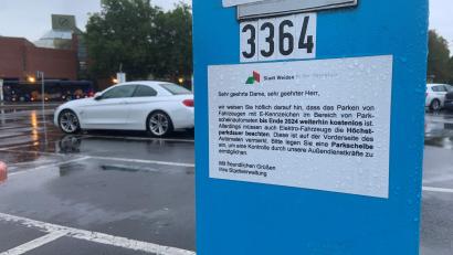 Bild: Stefanie Roth
Zeitlich begrenztes kostenloses Parken für Autos mit E-Kennzeichen: Der Hinweis der Stadt Weiden hängt am Parkautomaten. Die Regel gilt derzeit bis Ende 2024.