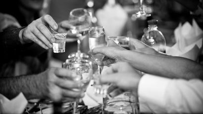 Bild: Кирилл Рыжов/Adobe Stock
Das Wodka-Glas muss voll sein!